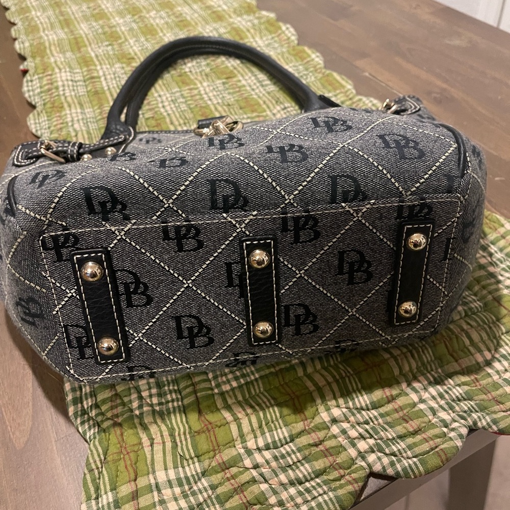 Dooney and Bourke logo lock handbag - Picture 3 of 4
